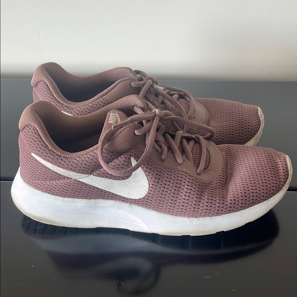 Nike Mauve Sneakers Sleek Athletic Design